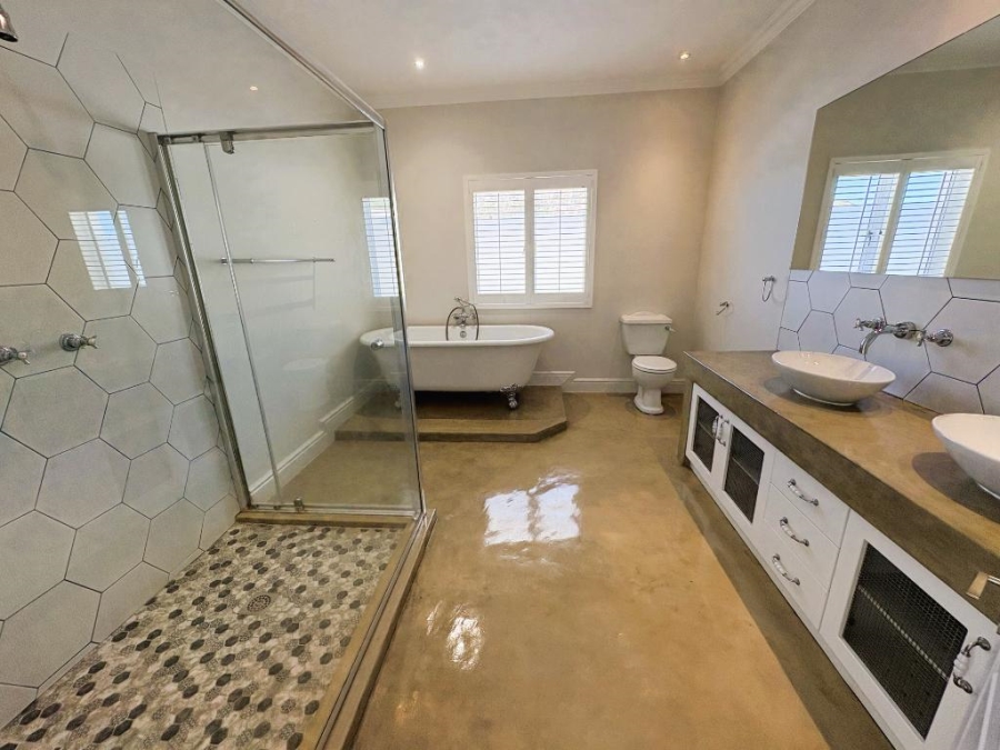 5 Bedroom Property for Sale in Whale Rock Western Cape